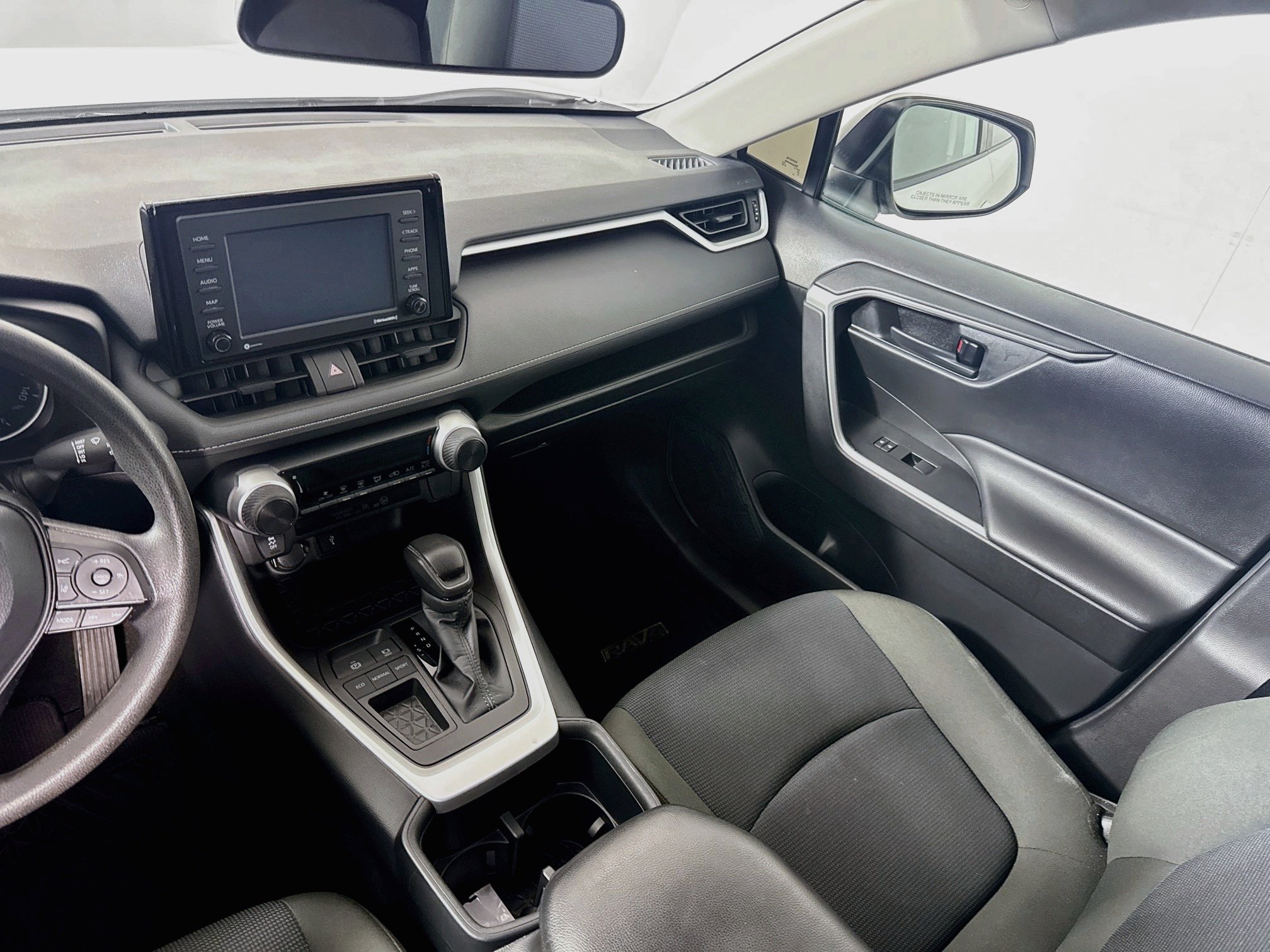 Used 2022 White Toyota LE image 20