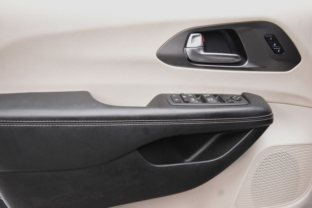 Used 2022 Gray Chrysler Touring L image 20