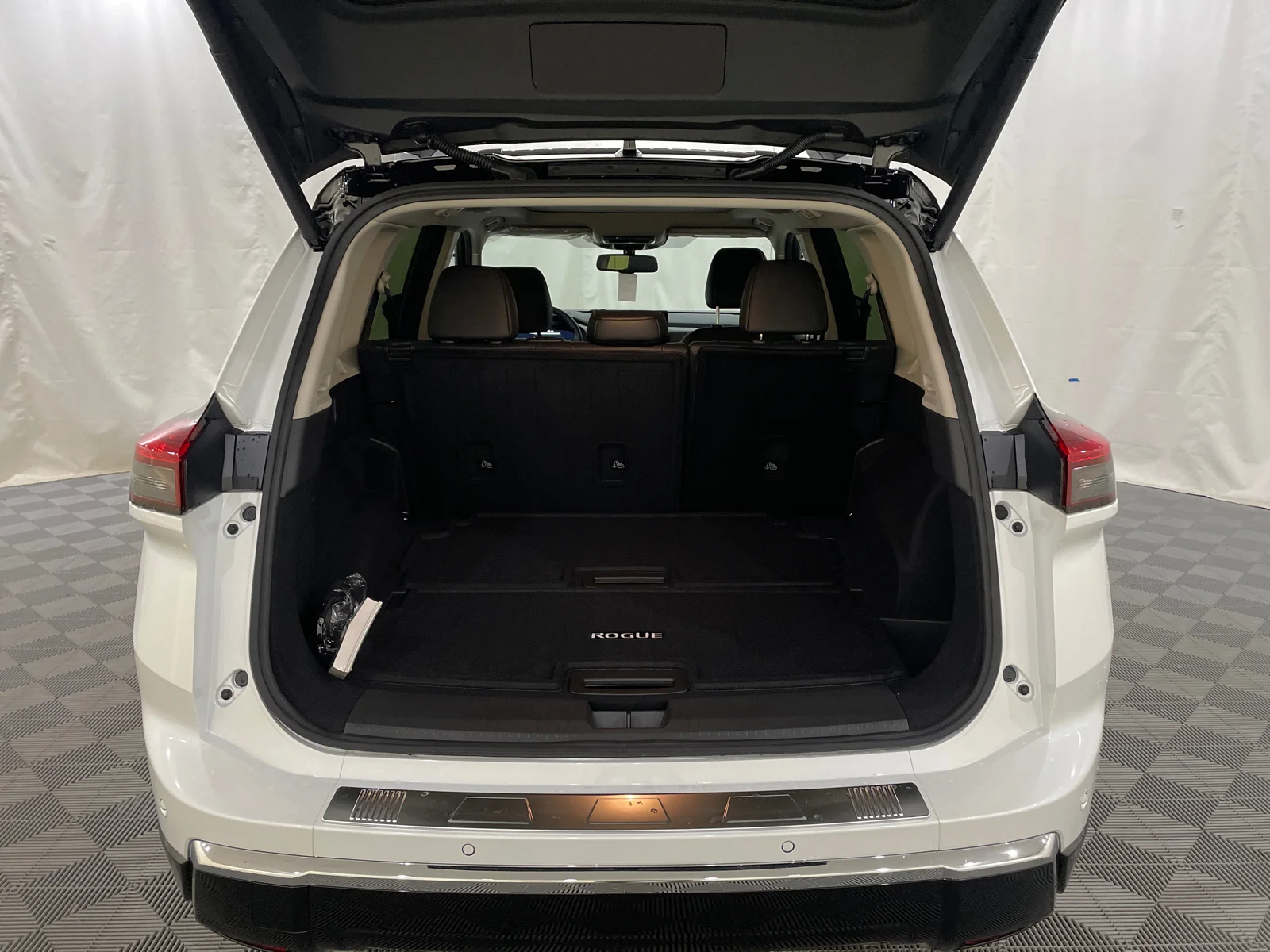 New 2026 Everest White Pearl/Super Black Nissan Platinum image 7