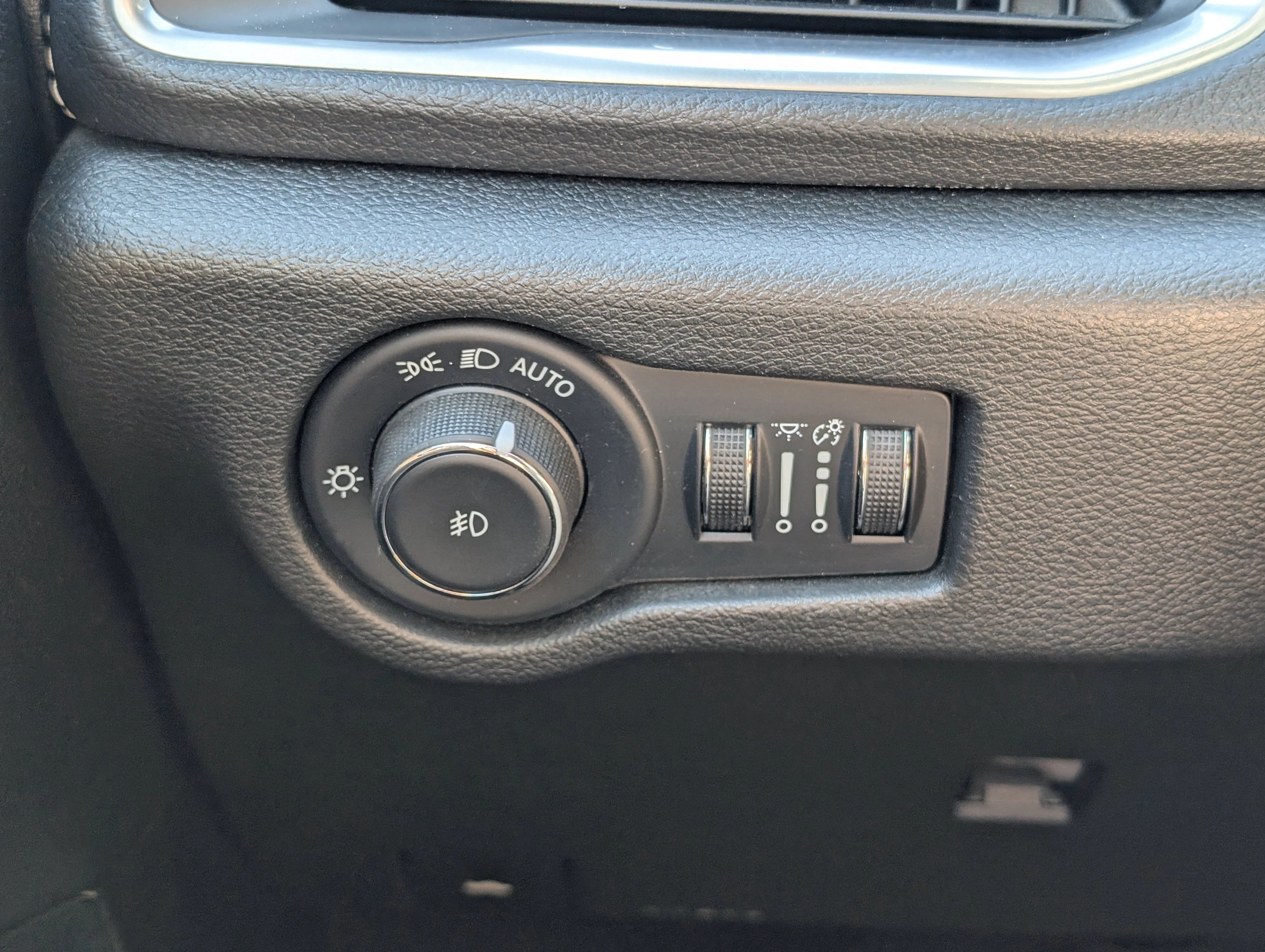 Used 2022 Ceramic Grey Chrysler Limited image 30