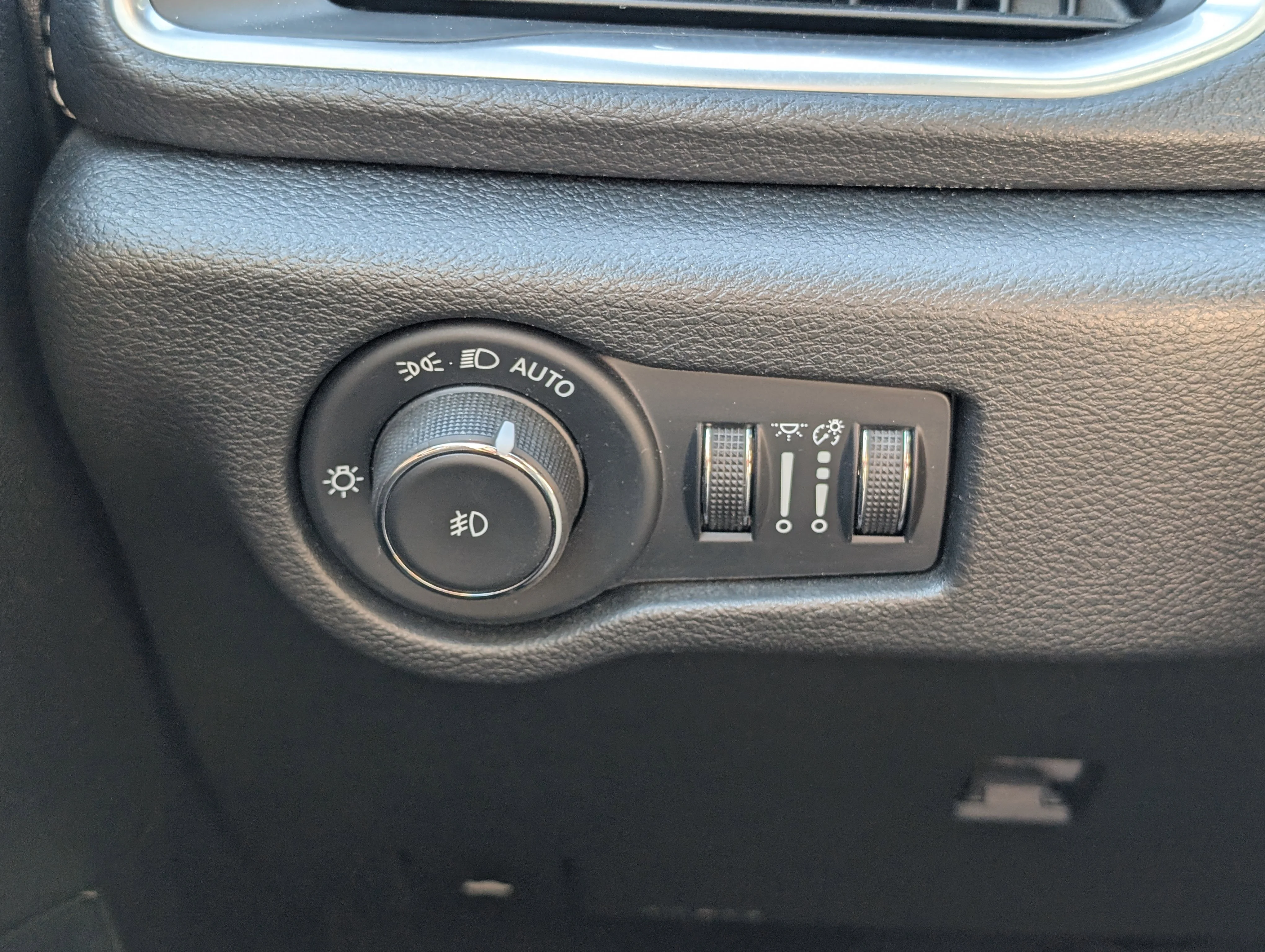 Used 2022 Ceramic Grey Chrysler Limited image 30