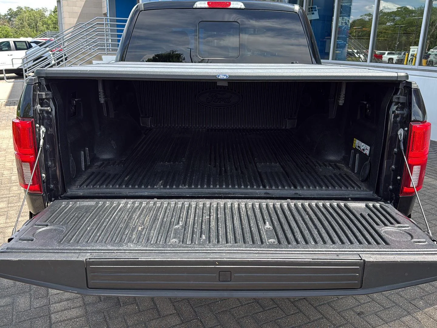 Used 2020 Agate Black Metallic Ford LARIAT image 33