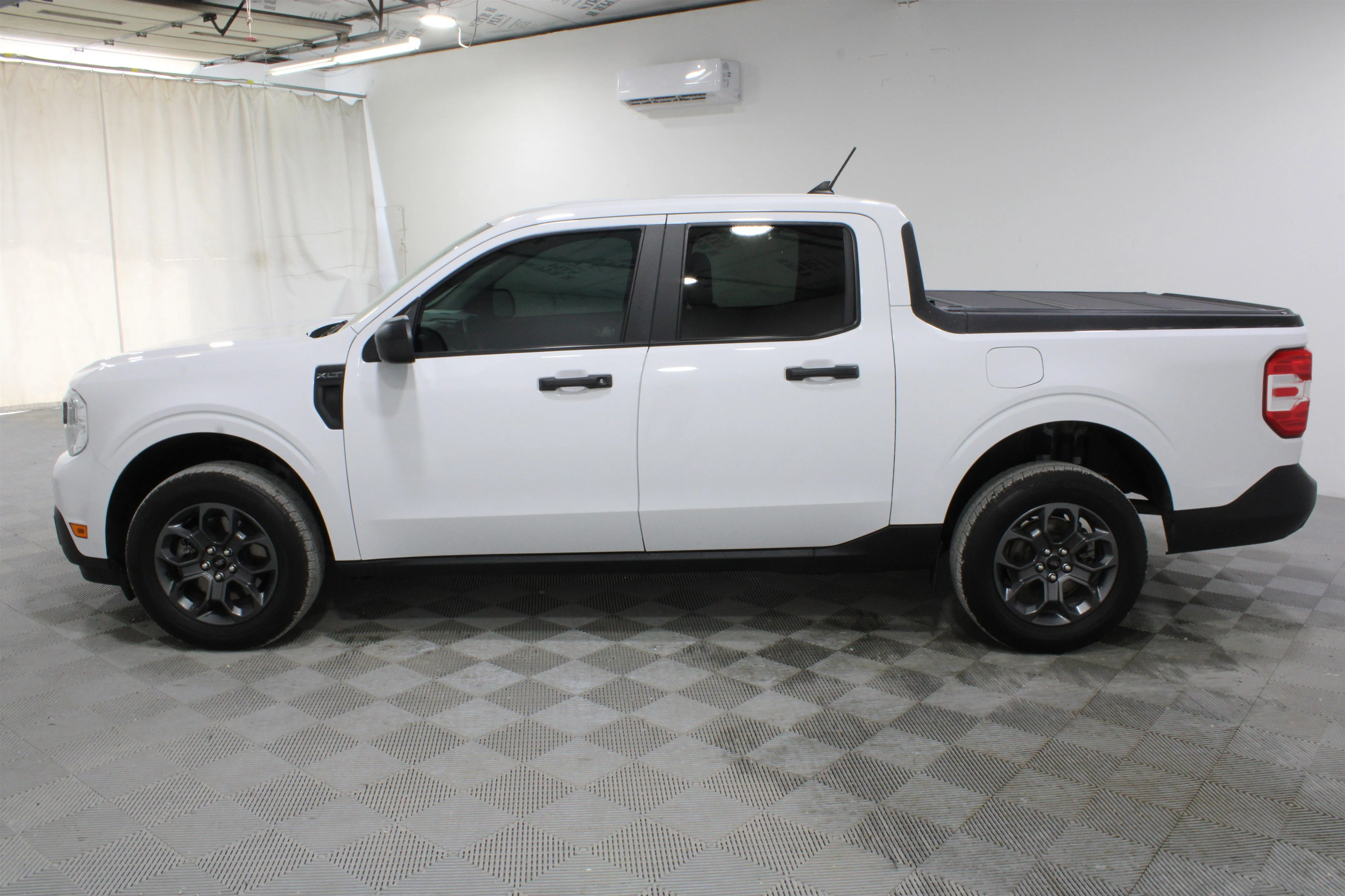 Used 2024 Oxford White Ford XLT image 30