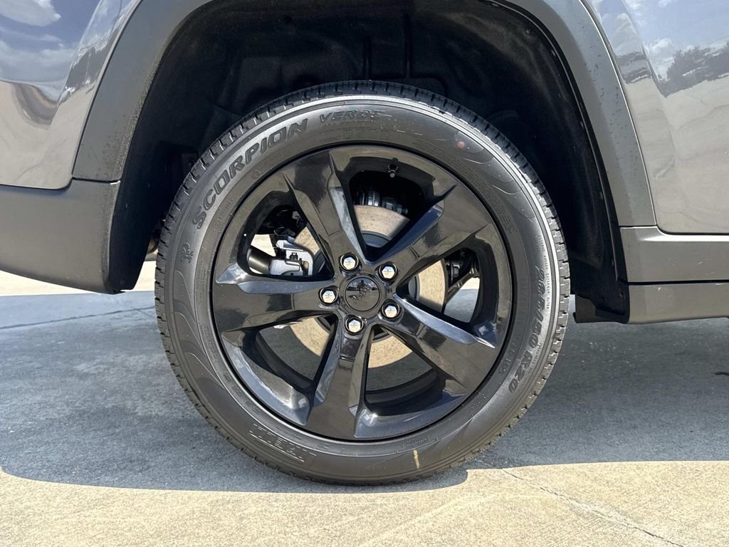 New 2025 Baltic Gray Metallic Clear-Coat Exterior Paint Jeep Limited image 16