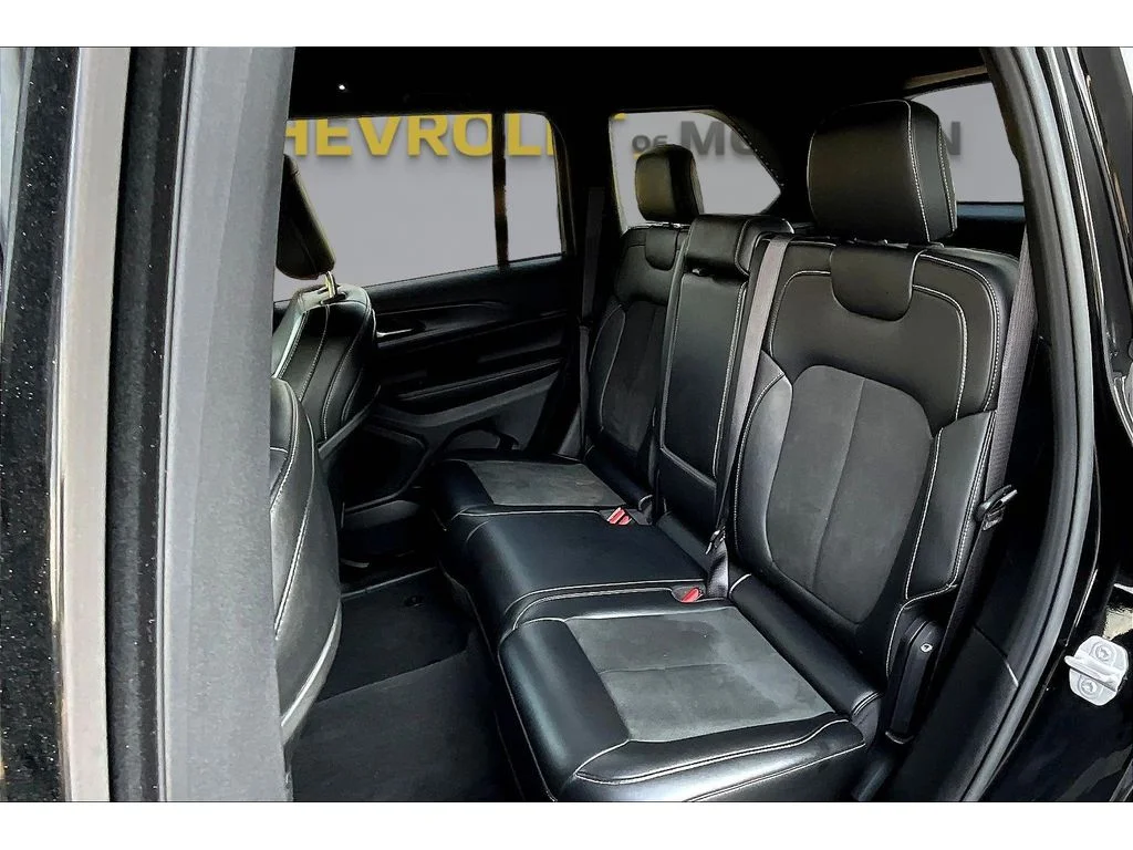 Used 2025  Jeep Altitude image 18