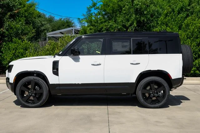New 2026 White Land Rover X-Dynamic SE image 16