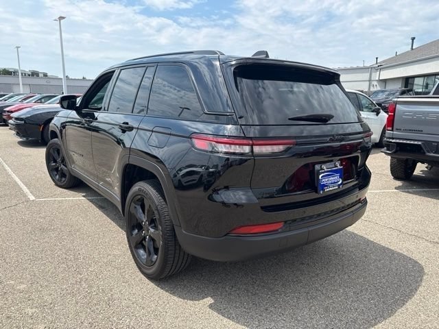 Used 2025 Diamond Black Crystal Pearlcoat Jeep Altitude X image 8