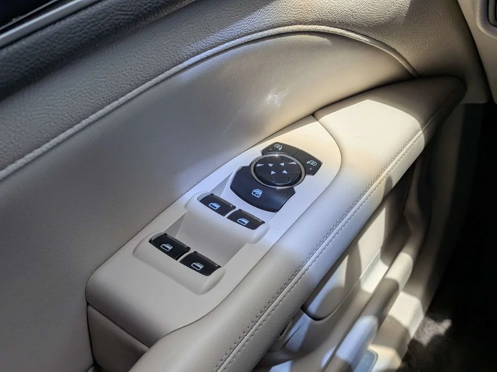 Used 2017 White Lincoln Premiere image 19