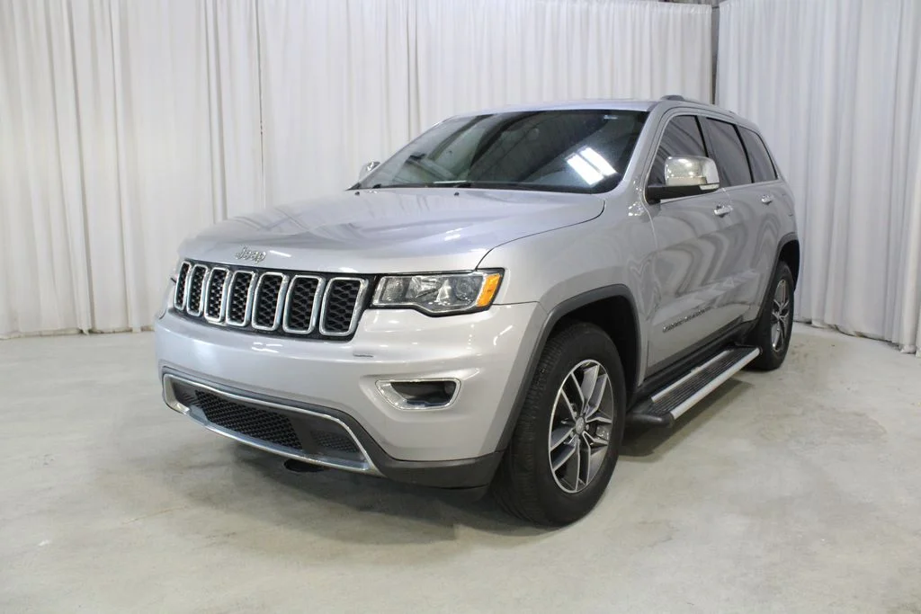 Used 2018 Silver Jeep Limited image 36