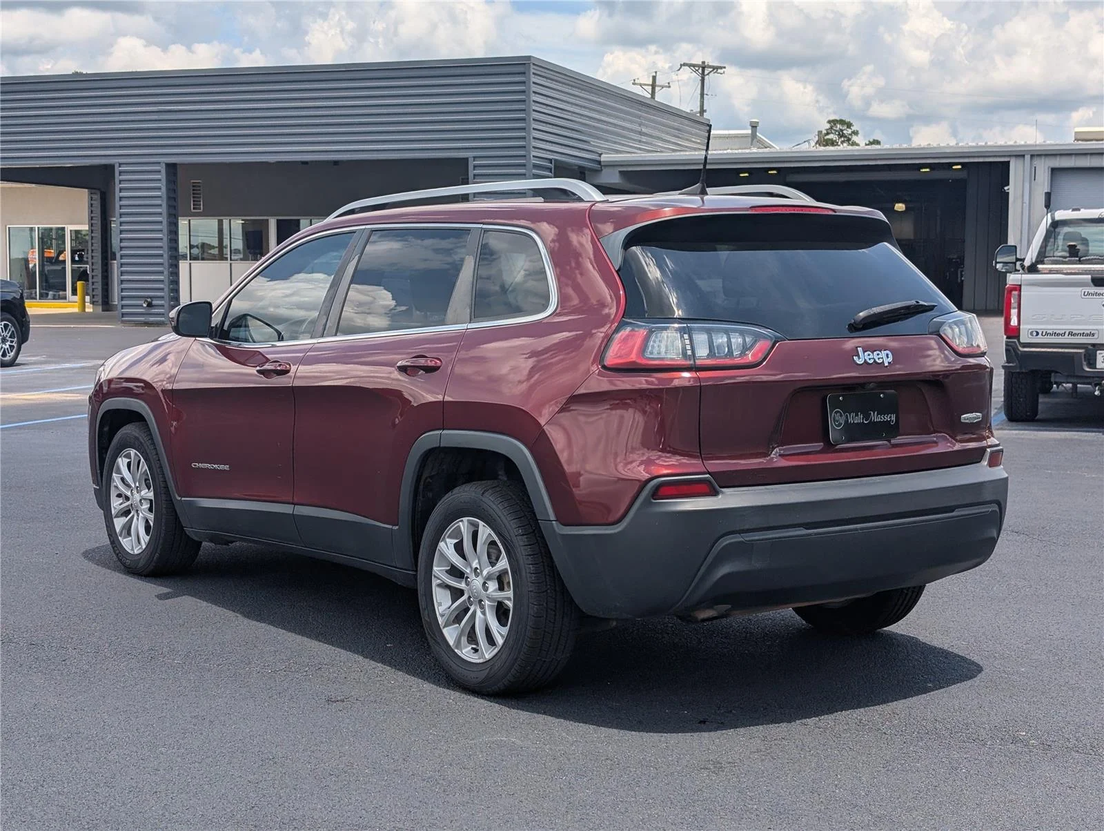 Used 2019 Velvet Red Pearlcoat Jeep Latitude image 3