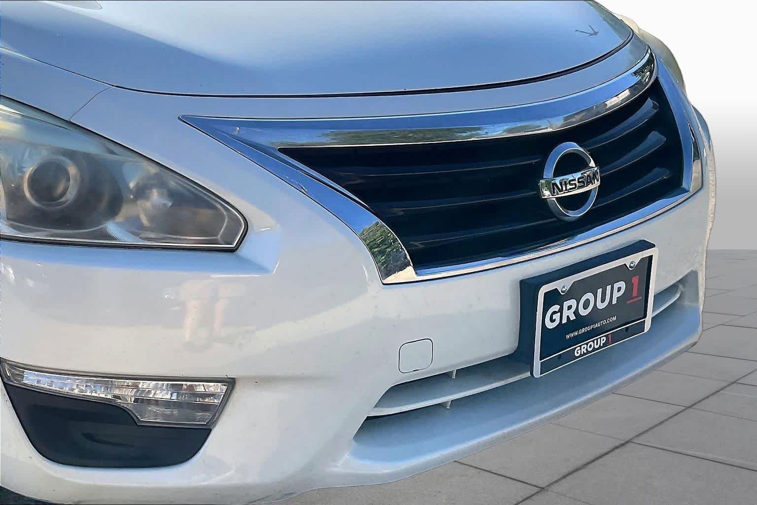 Used 2015 Pearl White Nissan 2.5 S image 26