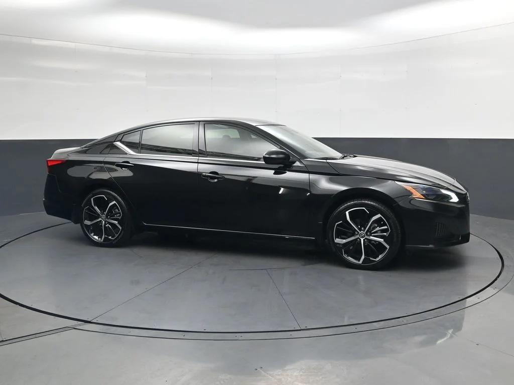 Used 2025 Black Nissan 2.5 SR image 4