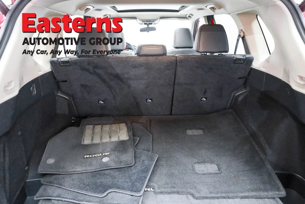 Used 2022 Red Nissan SV image 9