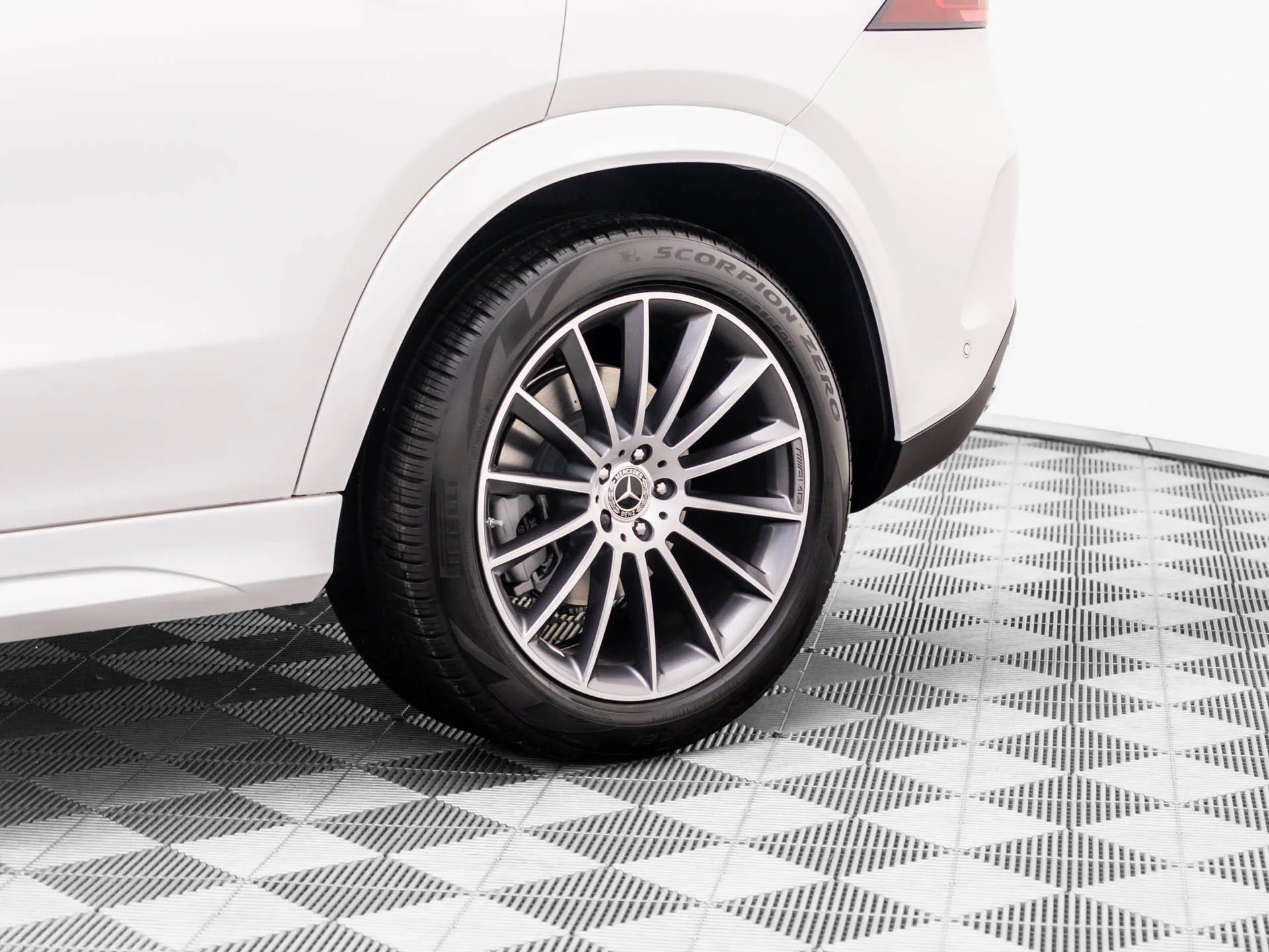 New 2027 White Mercedes-Benz GLE 450 image 37