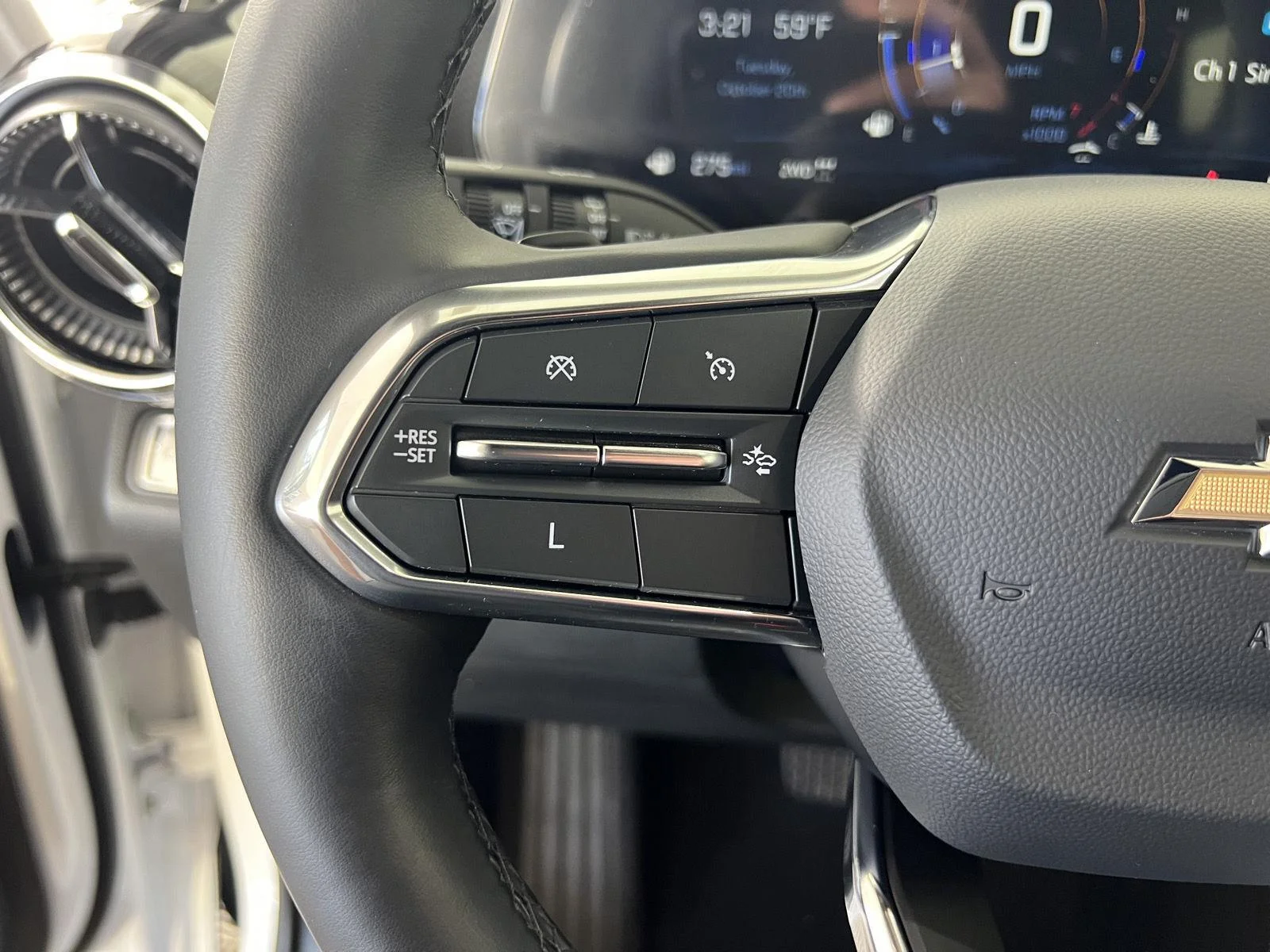 Used 2025 Summit White Chevrolet AWD LT image 9