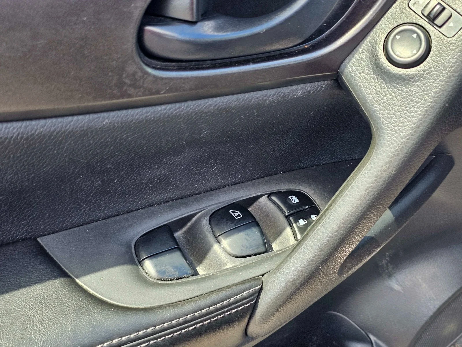 Used 2018 Magnetic Black Nissan S image 15
