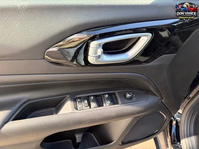 New 2026 Diamond Black Crystal Pearlcoat Jeep Latitude image 10