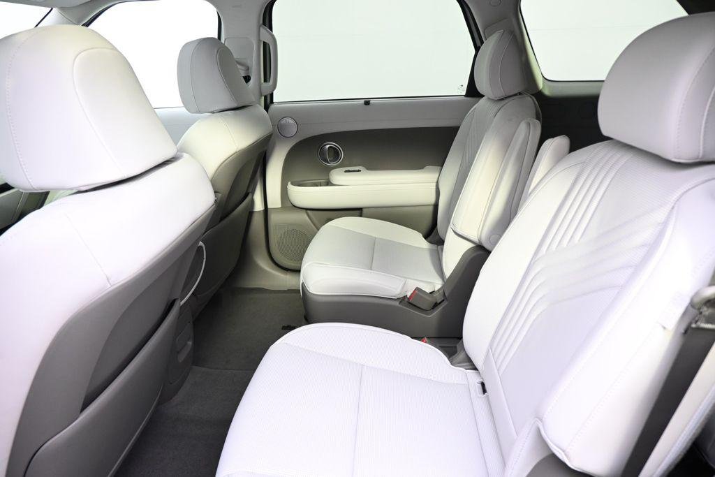 New 2026 Silver Metallic Hyundai SEL Premium AWD image 21