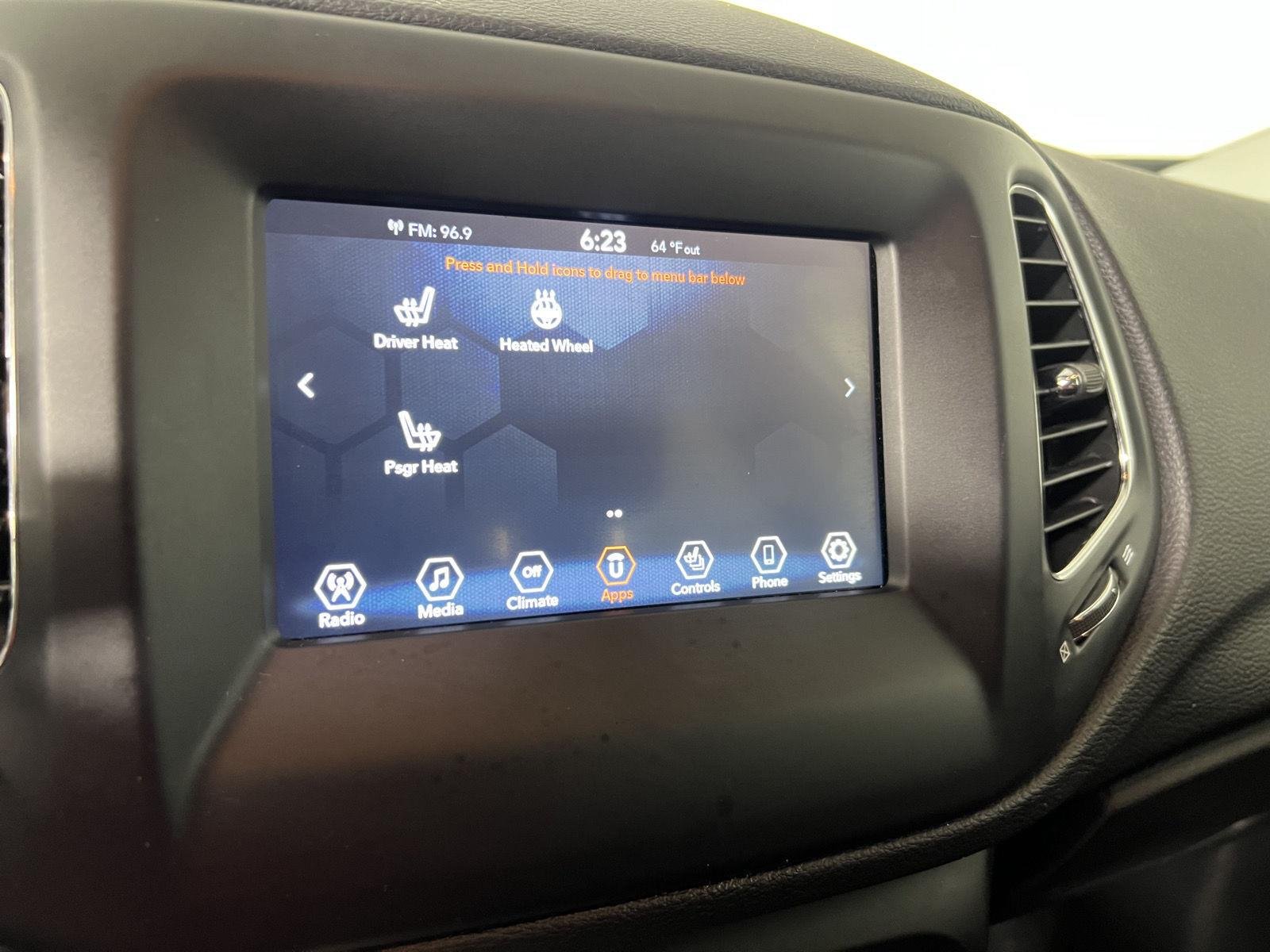 Used 2019 Billet Silver Metallic Clearcoat Jeep Latitude image 9