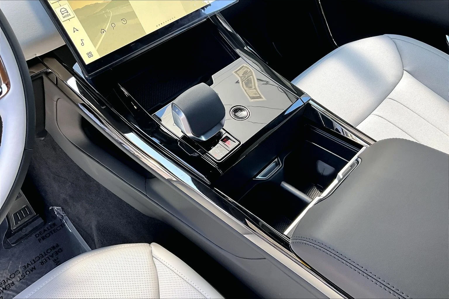 New 2026 Varesine Blue Land Rover Dynamic SE image 8