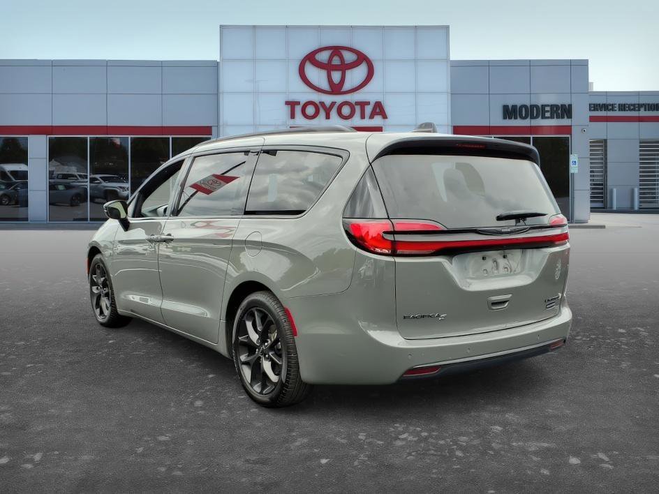 Used 2025 Ceramic Gray Clearcoat Chrysler Limited image 4