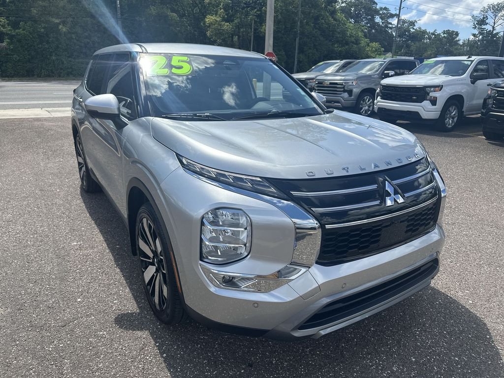 Used 2025 Silver Mitsubishi SE image 10