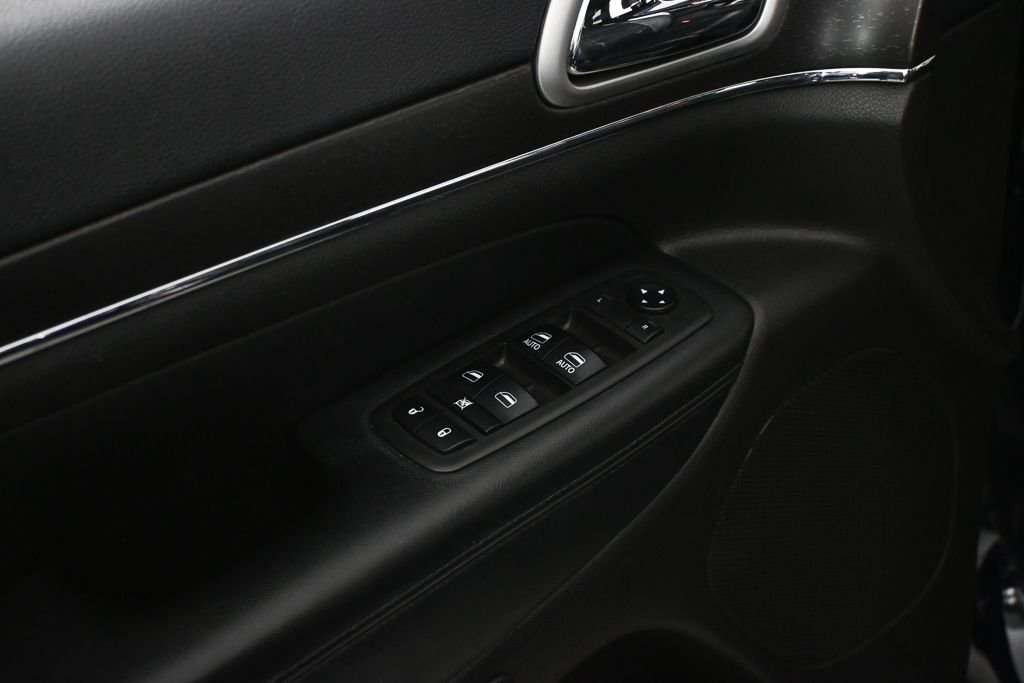 Used 2018 Blue Jeep Limited image 8