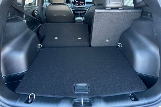New 2026 Silver Zynith Metallic Clearcoat Jeep Latitude image 16