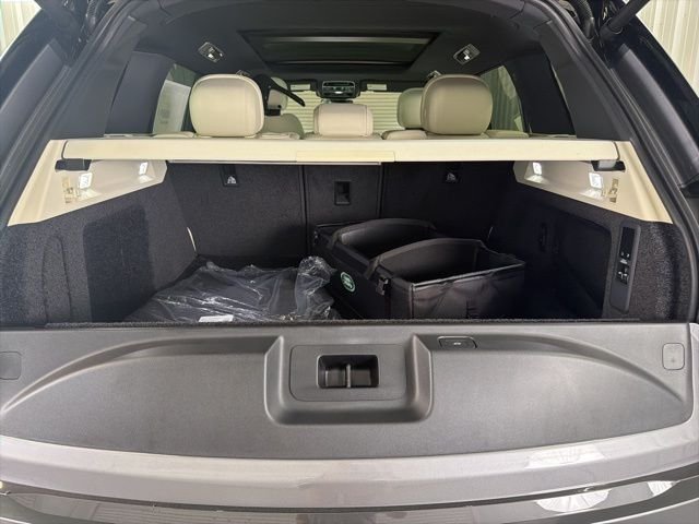 New 2026 Eiger Grey Land Rover SE image 30