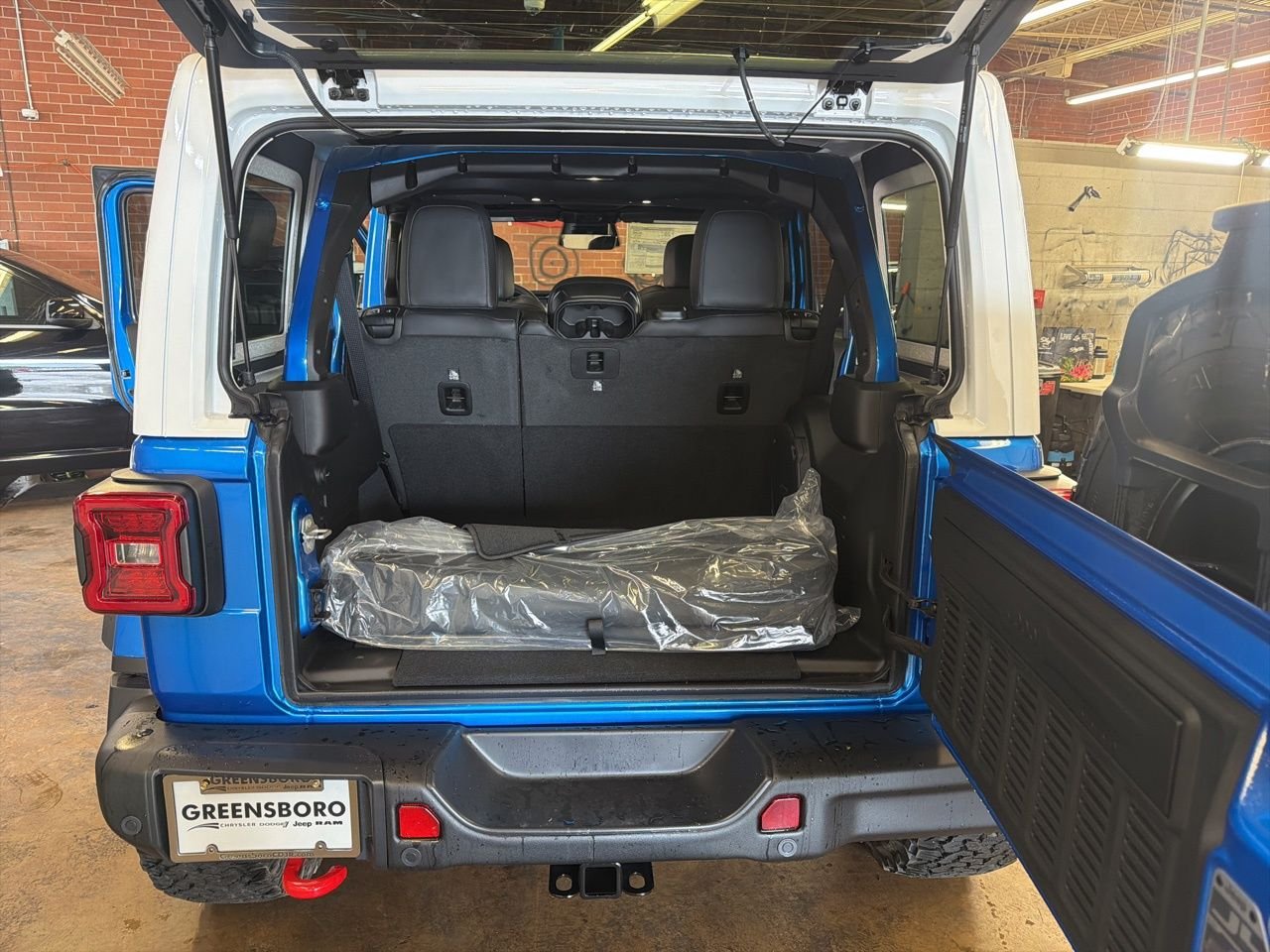 New 2026 Hydro Blue Pearl-Coat Exterior Paint Jeep Rubicon X image 15