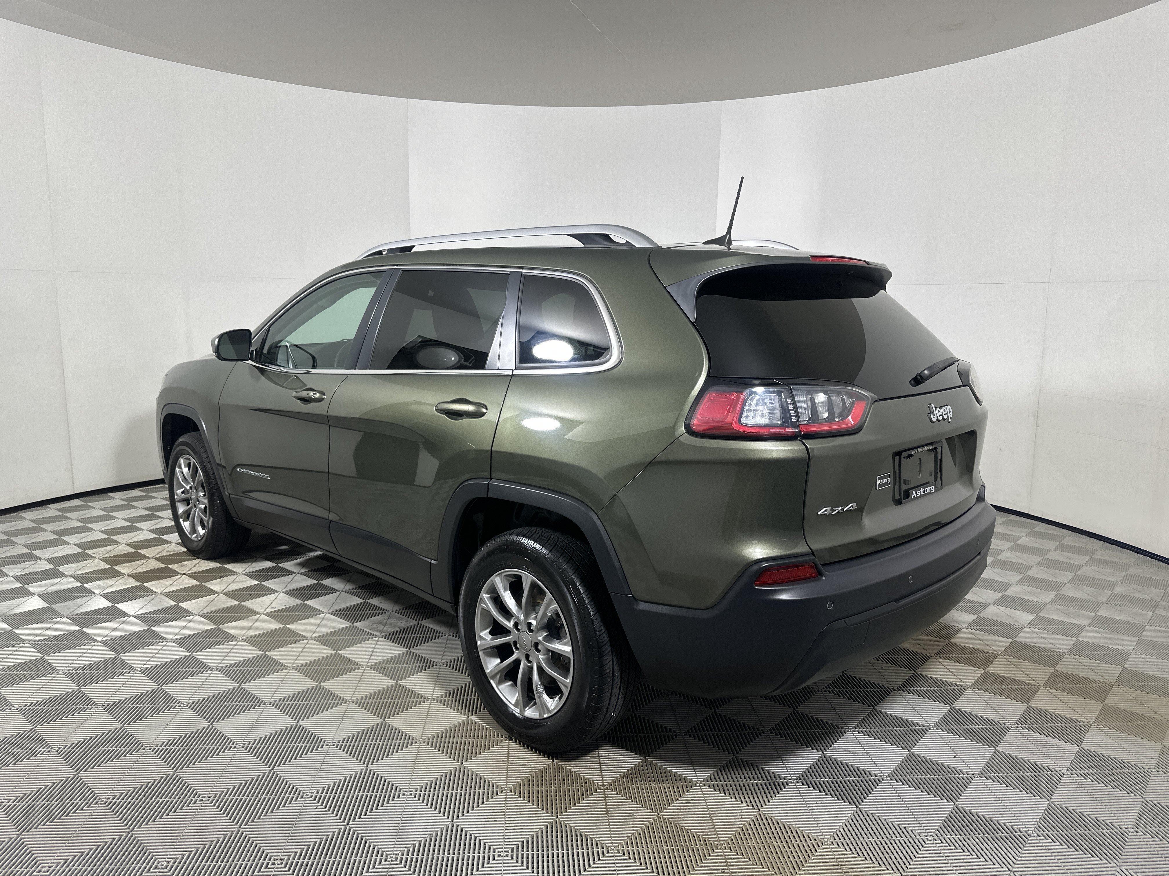 Used 2019 Olive Green Pearlcoat Jeep Latitude Plus image 5