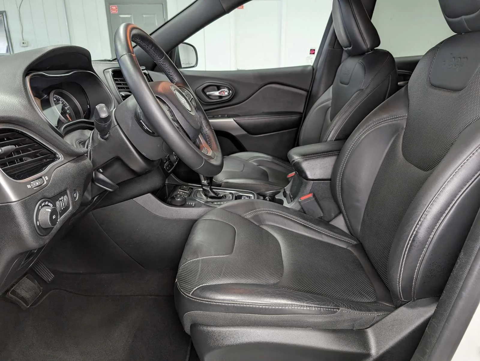 Used 2019 Pearl White Pearlcoat Jeep High Altitude image 4