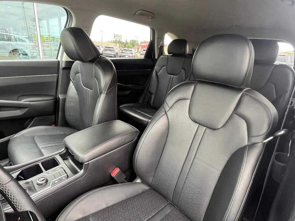 Used 2022 White Kia S image 22