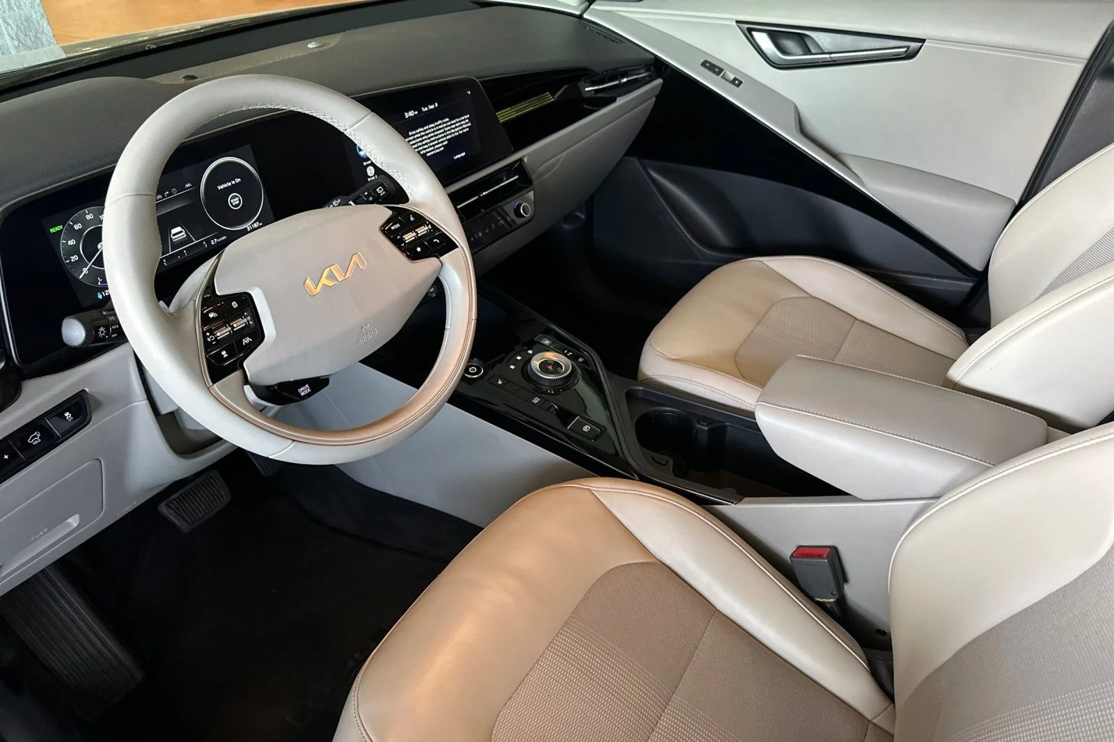 Used 2023 Steel Gray Kia Wind image 7