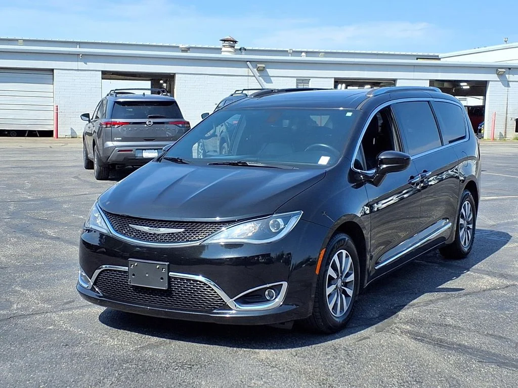 Used 2020 Chrysler Pacifica Touring L Plus with VIN 2C4RC1EG7LR117515 for sale in Kansas City