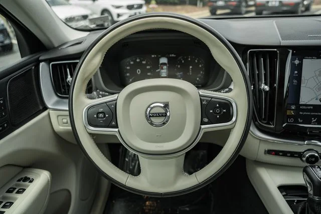 Used 2020 Green Volvo T5 Momentum image 28