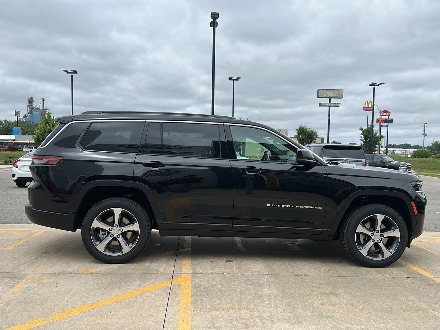 New 2026 Diamond Black Crystal Pearl-Coat Exterior Paint Jeep Limited image 4