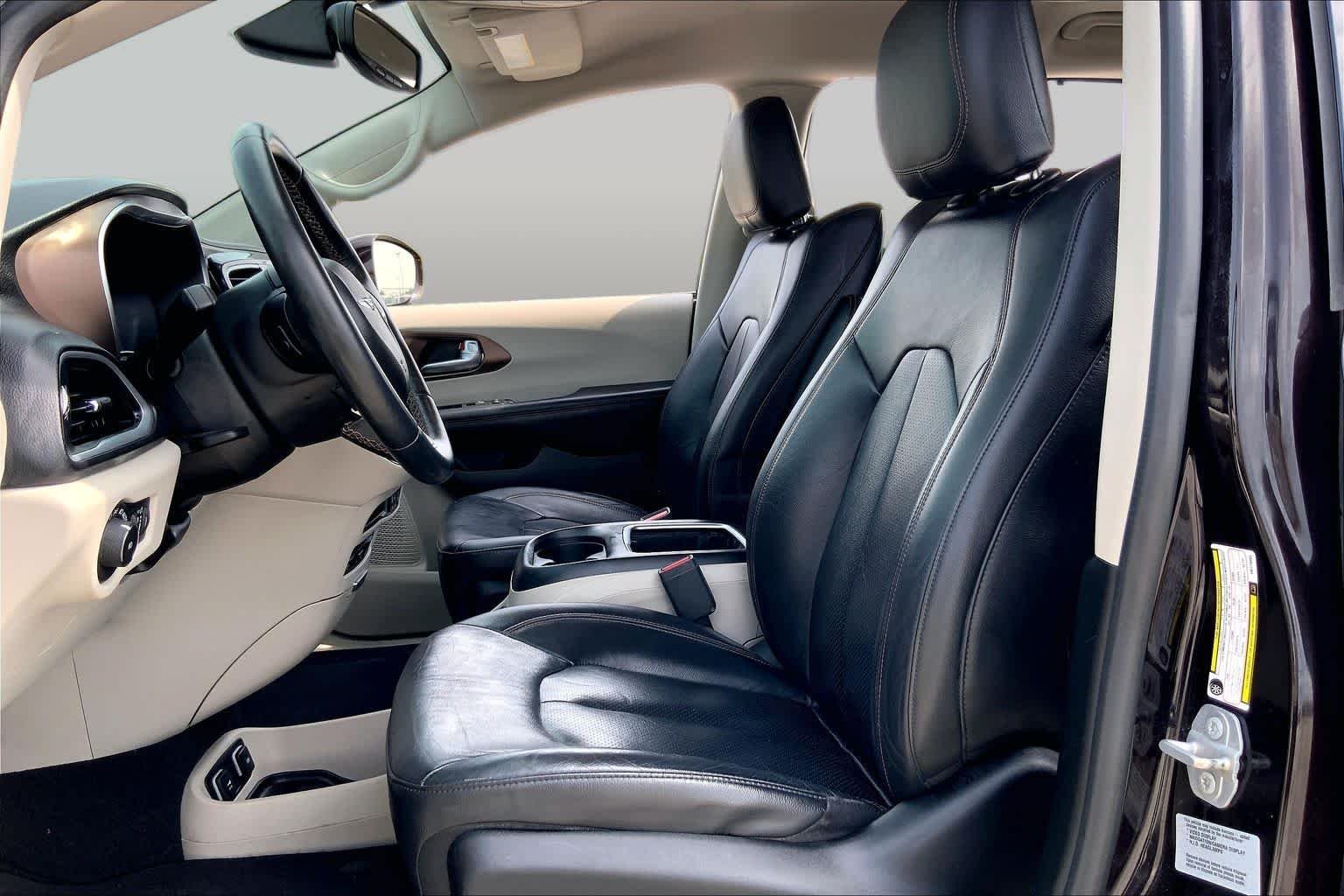 Used 2017 Dark Cordovan Pearlcoat Chrysler Touring-L Plus image 8