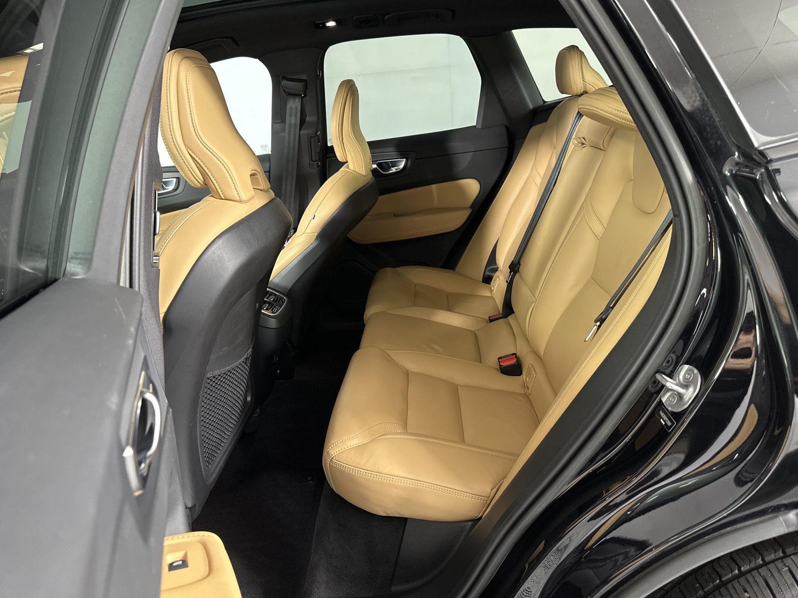 Used 2023 Onyx Black Metallic Volvo Ultimate Dark Theme image 21