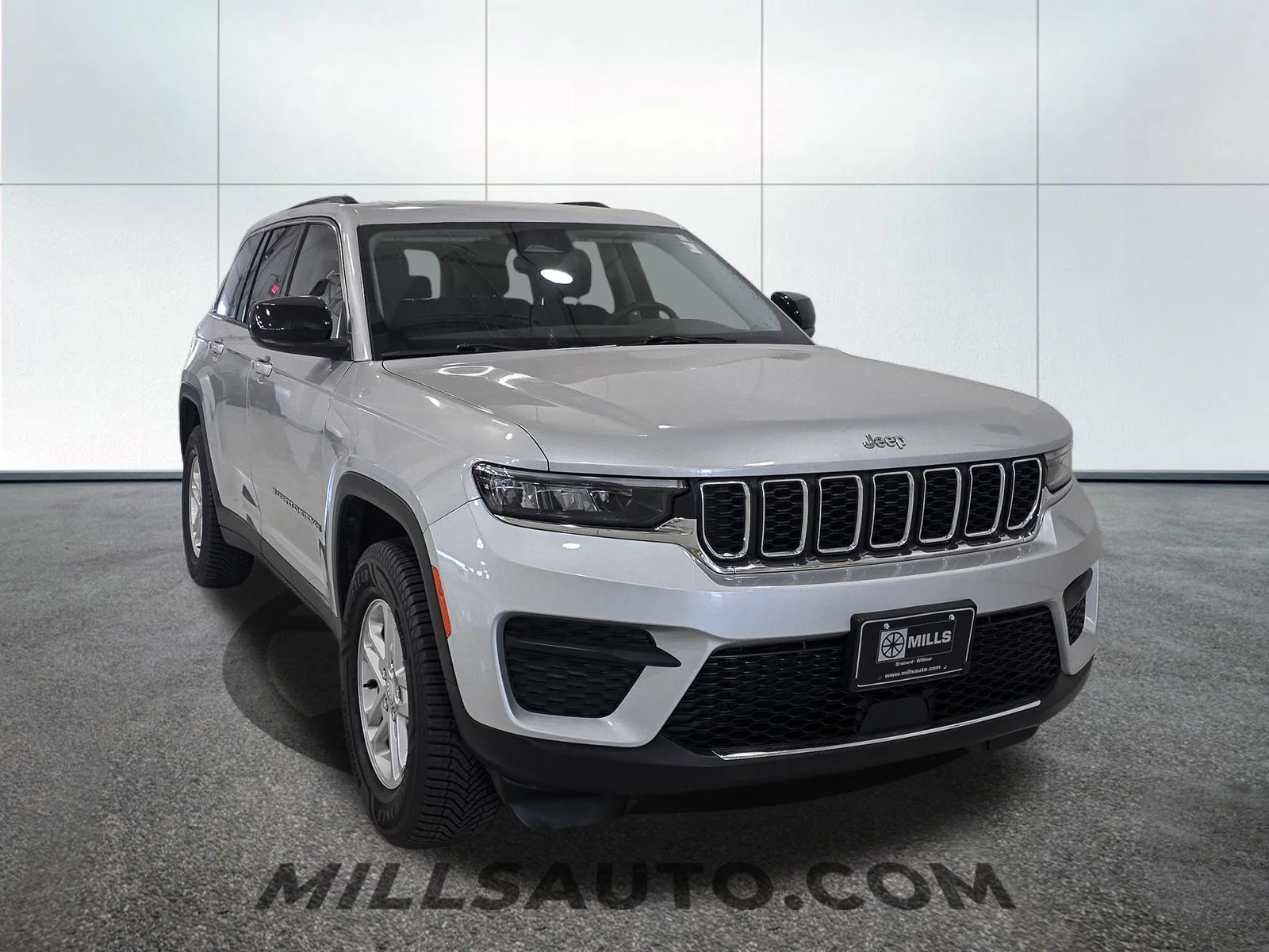 Used 2023 Silver Jeep Laredo image 11