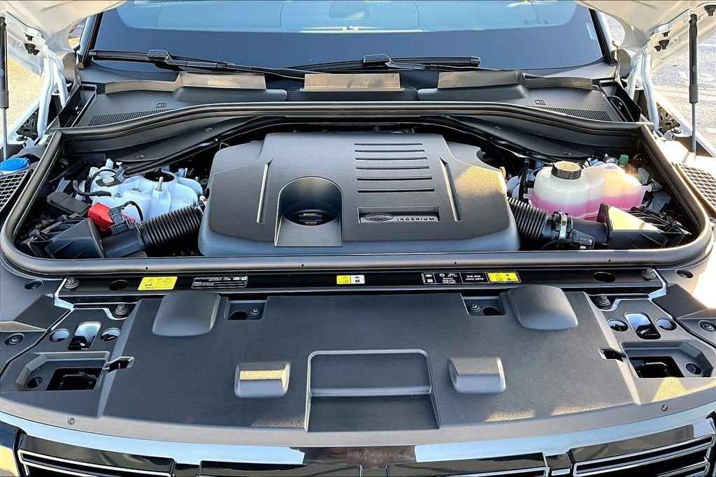 New 2026 FUJI WHITE Land Rover Dynamic SE image 12