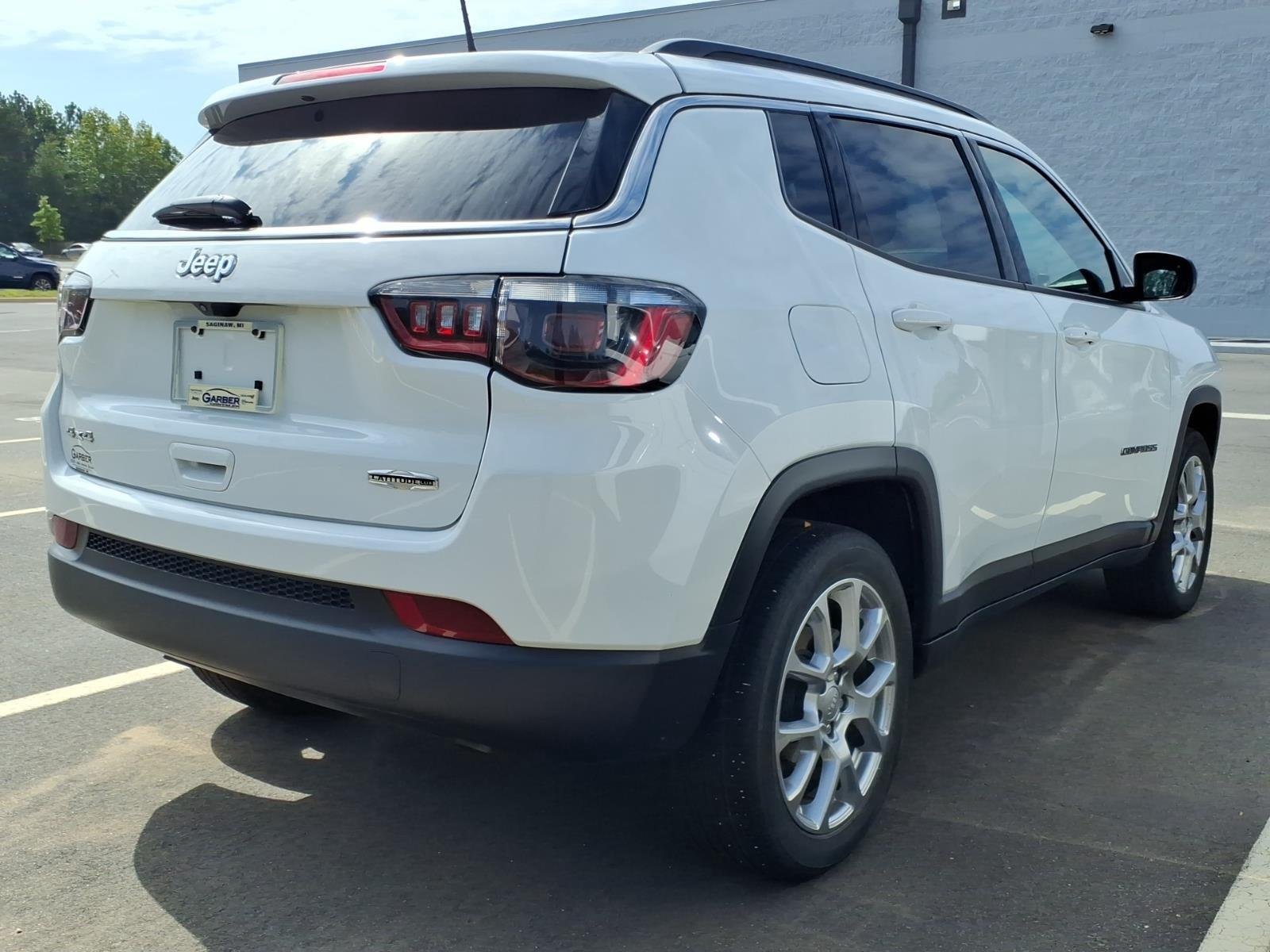 Used 2024 Bright White Clearcoat Jeep Latitude Lux image 9