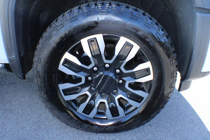 Certified Used 2026 Glacier White Tricoat GMC Denali Ultimate image 5