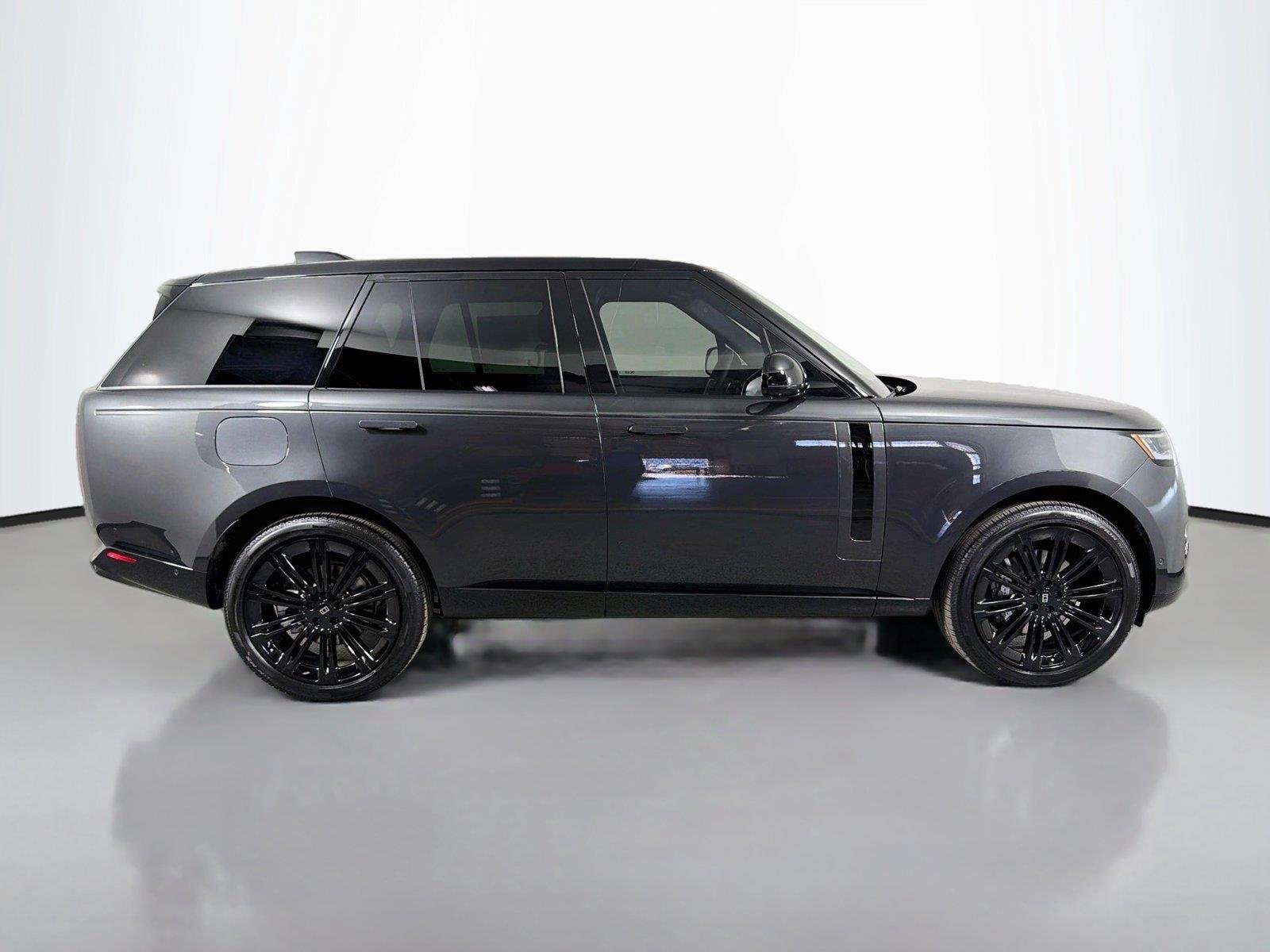 New 2027 Carpathian Grey Land Rover SE image 4