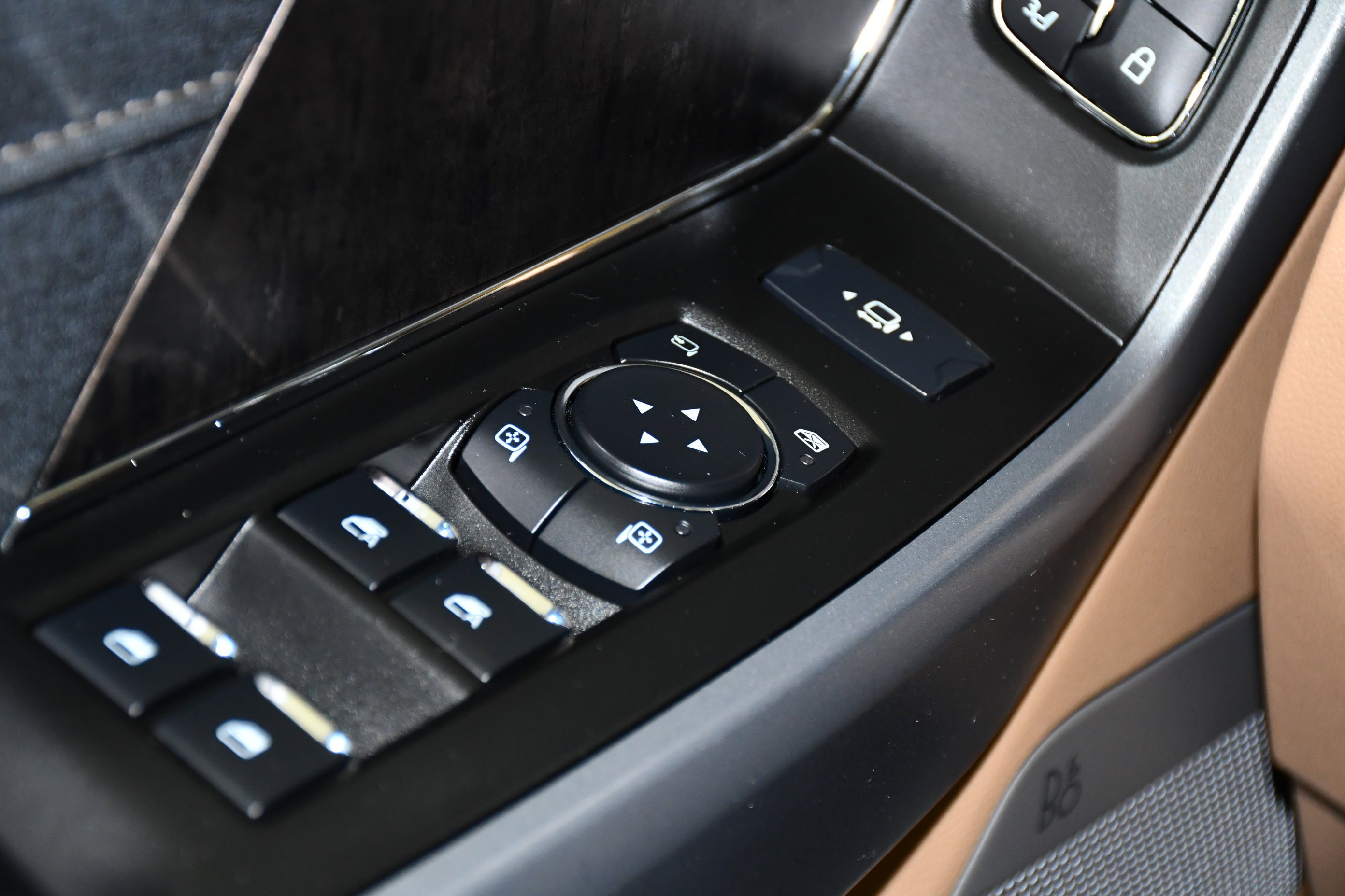 Used 2024 Gray Metallic Ford LARIAT image 41