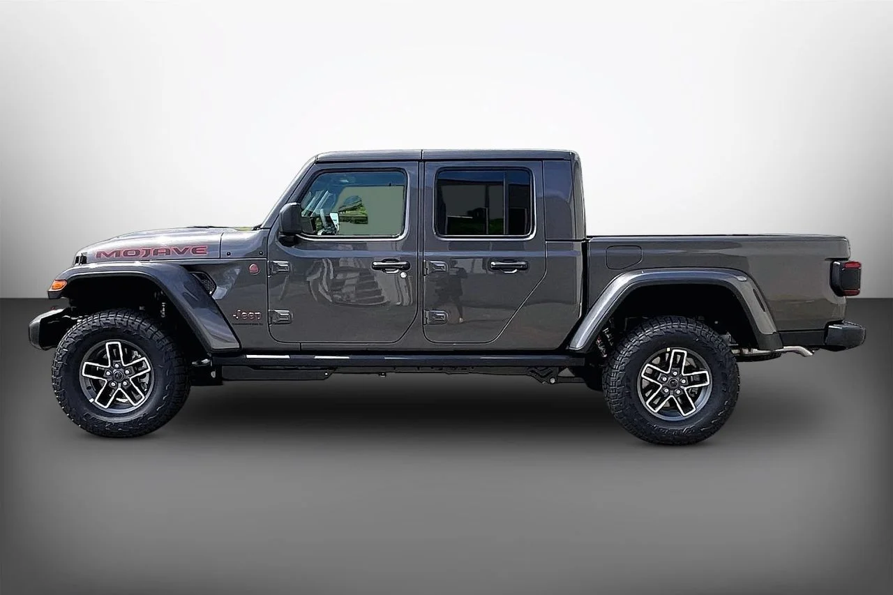 New 2026 Granite Crystal Metallic Clearcoat Jeep Mojave image 5