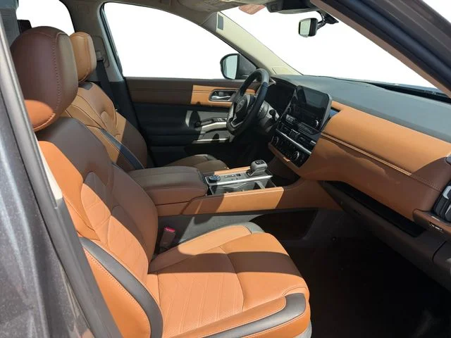 Used 2025 Gray Nissan Platinum image 9