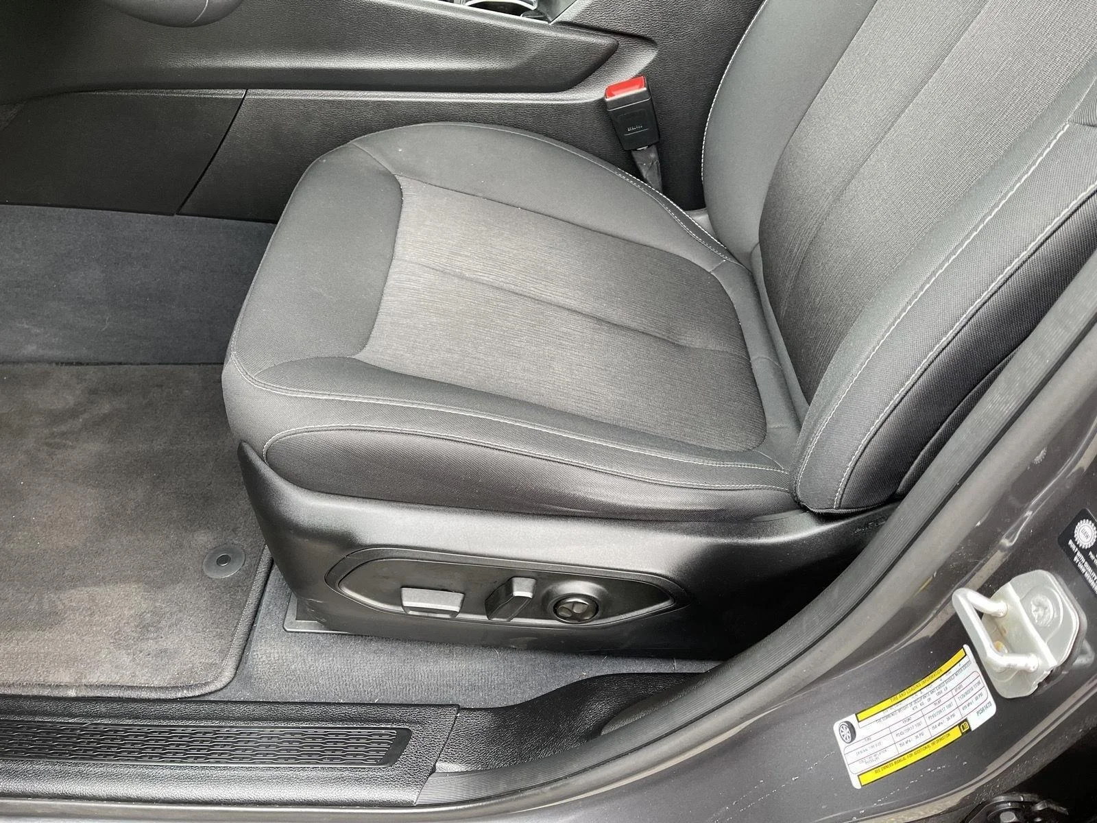 Used 2023 Baltic Gray Metallic Clearcoat Jeep Laredo image 3