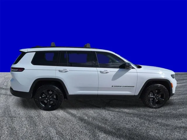 Used 2023 White Jeep Altitude image 3