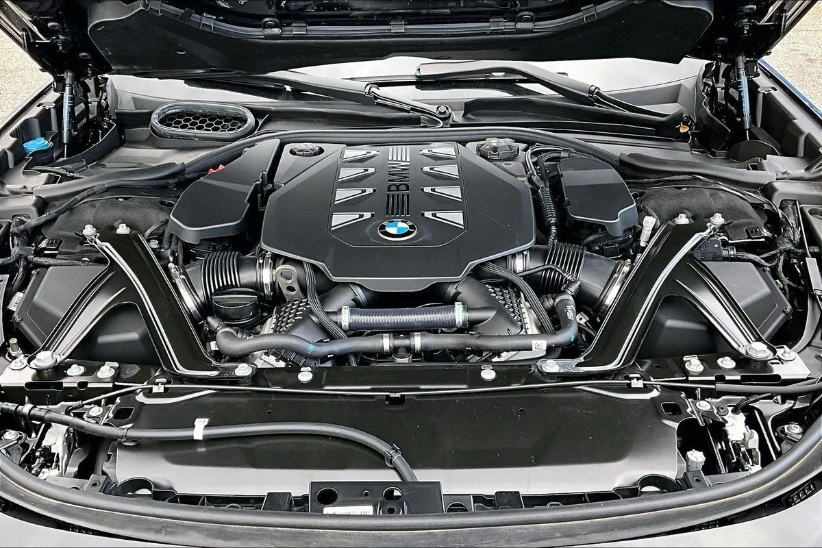 Used 2024  BMW xDrive image 32